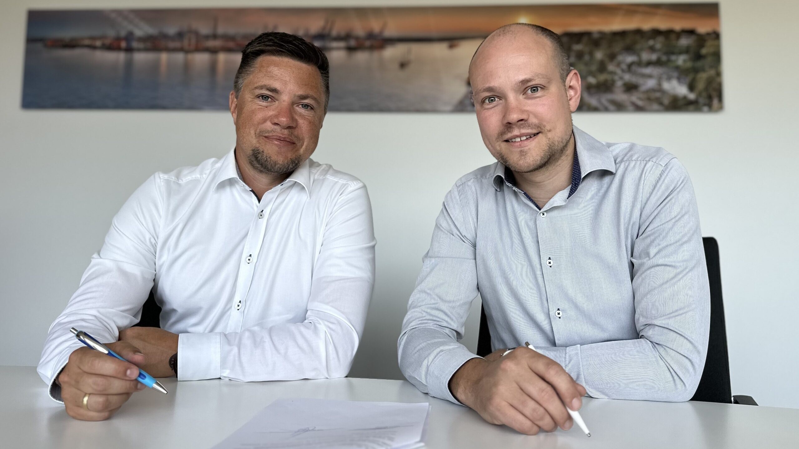 Conrad Borchert and Tom van Holten signing the contract for their new roles as the joint managing director team for EAE and EAE Solutions, Germany